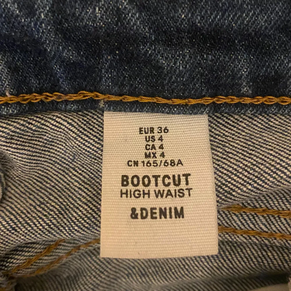 Snygga blå bootcut jeans från H&M med medelhög midja. De passar mig på längden och jag är 164cm. Inga slitage och iprincip i nyskick. . Farkut & Housut.