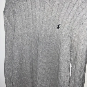  Ralph Lauren stickad  -  Tja, helt oanvänd Ralph, säljer då den var för stor för mig och kan inte använda den. Storleken är M men passar mer L-XL