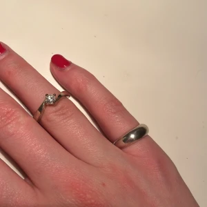 Silver ringar - Äkta silver ringar i storlek 50mm. Säljer båda då jag föredrar guld.