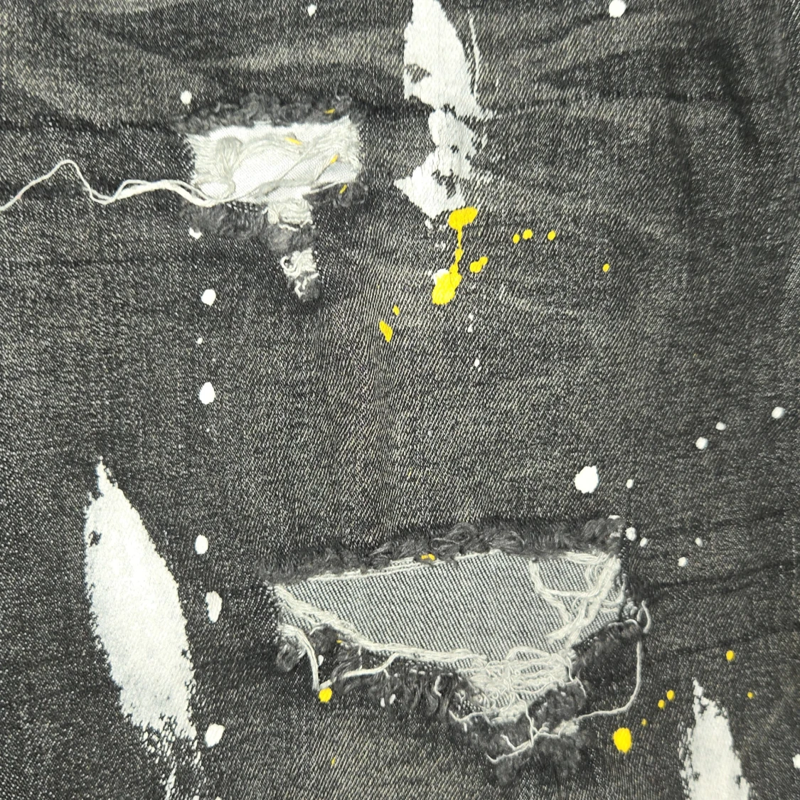 Svarta jeans med slitningar och färgstänk - 91