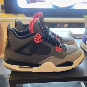 Air Jordan 4 Retro Infra Red - In a very good condition! Can clean before sending or if you want new photo. No receipt but including box.https://youtu.be/l_FCstFHf5U?si=lz7_srhFk3OIseDZ Pris kan diskuteras vid snabbt affär