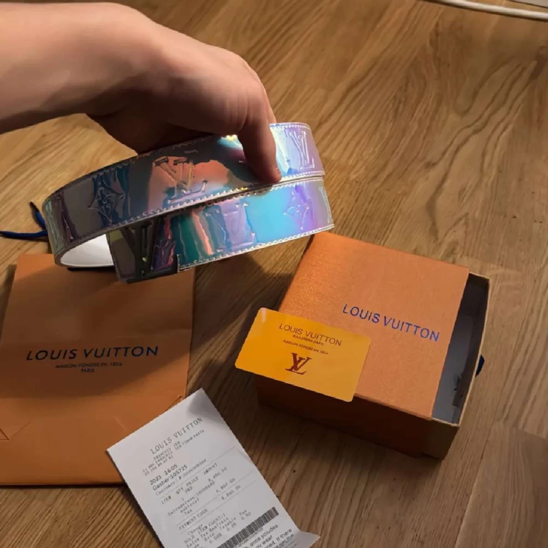 Holografiskt bälte från märke L med formad V - 90