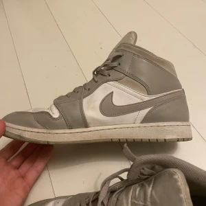 Jordan 1 Mid Linen - Säljer nu mina (Äkta) Jordan 1 Mid Linen. De är köpta för cirka 2 år sedan från Stockx. De är använda men fortfarande i okej skick. De har något typ av hål på sidan av skon (se bild 5) men de går nog absolut att fixa och för den som orkar, har själv aldrig tänkt på det men för den som vill.  Pris kan diskuteras. (Skohållare ingår)