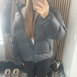 Mörkgrå vinterjacka  - Mörkgrå pufferjacka med luva från neonoir, nypris 1799