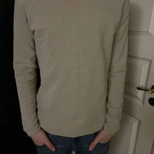 Stickad tröja Jack and Jones  - En riktigt schysst tröja från Jack and Jones. Skick 9/10. Modellen är 184 cm och 72 kg 