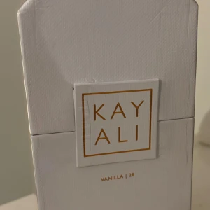 Kayali Vanilla 28 Parfym - Oöppnad Kayali. Helt otrolig men köpte fel och glömde lämna tillbaka lol. Köpt för 1.129 säljer för 990. Noter: Top- Vanilj orchideer, Jasmin • Hjärta- Farinsocker, Tonka • Bas- Bärnsten och trä, Mysk, Patchouli