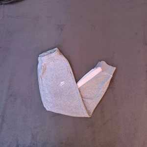 Grå mjukisbyxor från Nike - Feta grå vita nike mjukisbyxor i mycket bra skick. storlek S