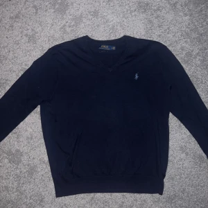 Mörkblå tröja från Polo Ralph Lauren - Säljer en stilren mörkblå tröja från Polo Ralph Lauren i mjuk pima bomull. Hör av er vid frågor