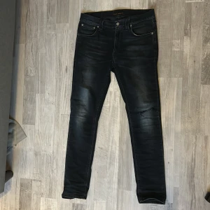 Nudie jeans slim fit  - Snygga mörka slim fit nudie jeans.  Jätte fint skick lite använda. 7/10. Säljer för dem är för små för mig. 