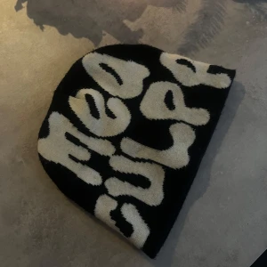 Svart och vit mössa med text - Svart och vit mössa med text