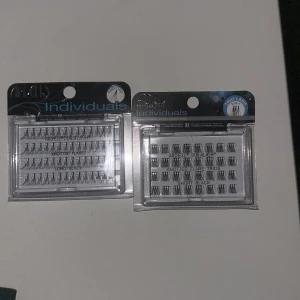 Ardell Duralash Individuella Lösögonfransar - Två förpackningar av Ardell Duralash individuella lösögonfransar. En med knutna flare-längder i svart och en med korta svarta trio-längder. Perfekta för att skapa en naturlig eller dramatisk look. Förpackningarna är oöppnade då jag fick de i present, tyvärr inte min smak när det kommer till fransar, uppskattar en mer dramatisk look, dessa ger en naturlig finish.