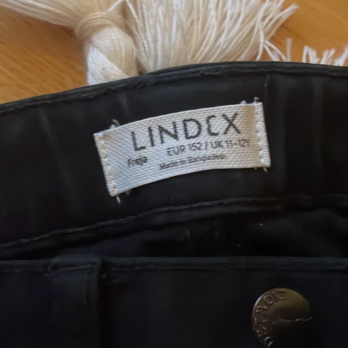 Svarta bootcut byxor från Lindex - 92