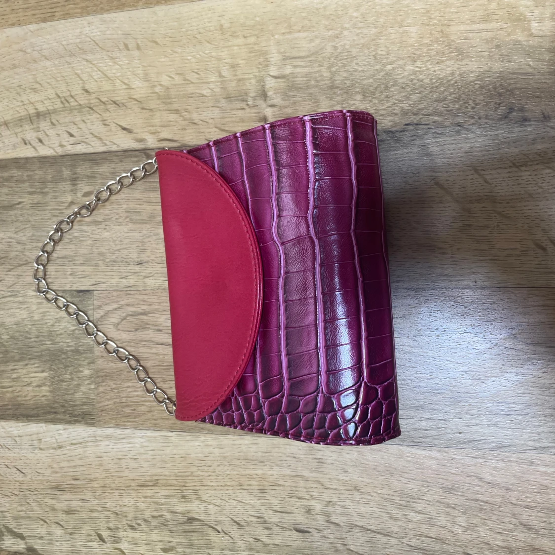 Röd axelväska med kedja