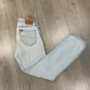 Ljusblå jeans från Lee - Storlek W28 L34, Hör av dig om du vill ha fler bilder!