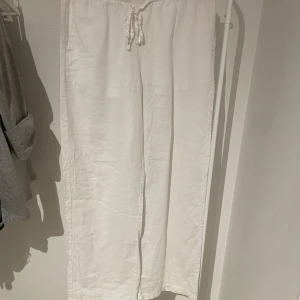 Vita linnebyxor från Gina Tricot - vita linnebyxor från Gina Tricot i storlek XS. De är knappt använda och har inga defekter💕ny pris 400kr 