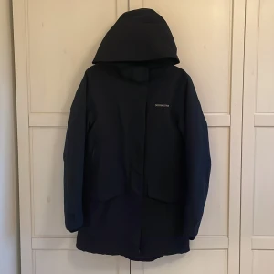 Svart vinterjacka från Didriksons - Jackan är helt nytt och har bara använts typ 2-3 gånger. Det affärspriset är 2300kr och jag säljer den för 1000kr. Säljer en svart vinterjacka från Didriksons i storlek 36. Jackan är 100% vattentät och har en praktisk huva. Den har dragkedja och knappar framtill samt flera fickor för förvaring.