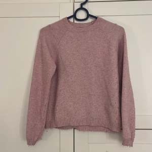 Rosa stickad tröja från ONLY - Mysig rosa stickad tröja från ONLY i storlek 146-152. 