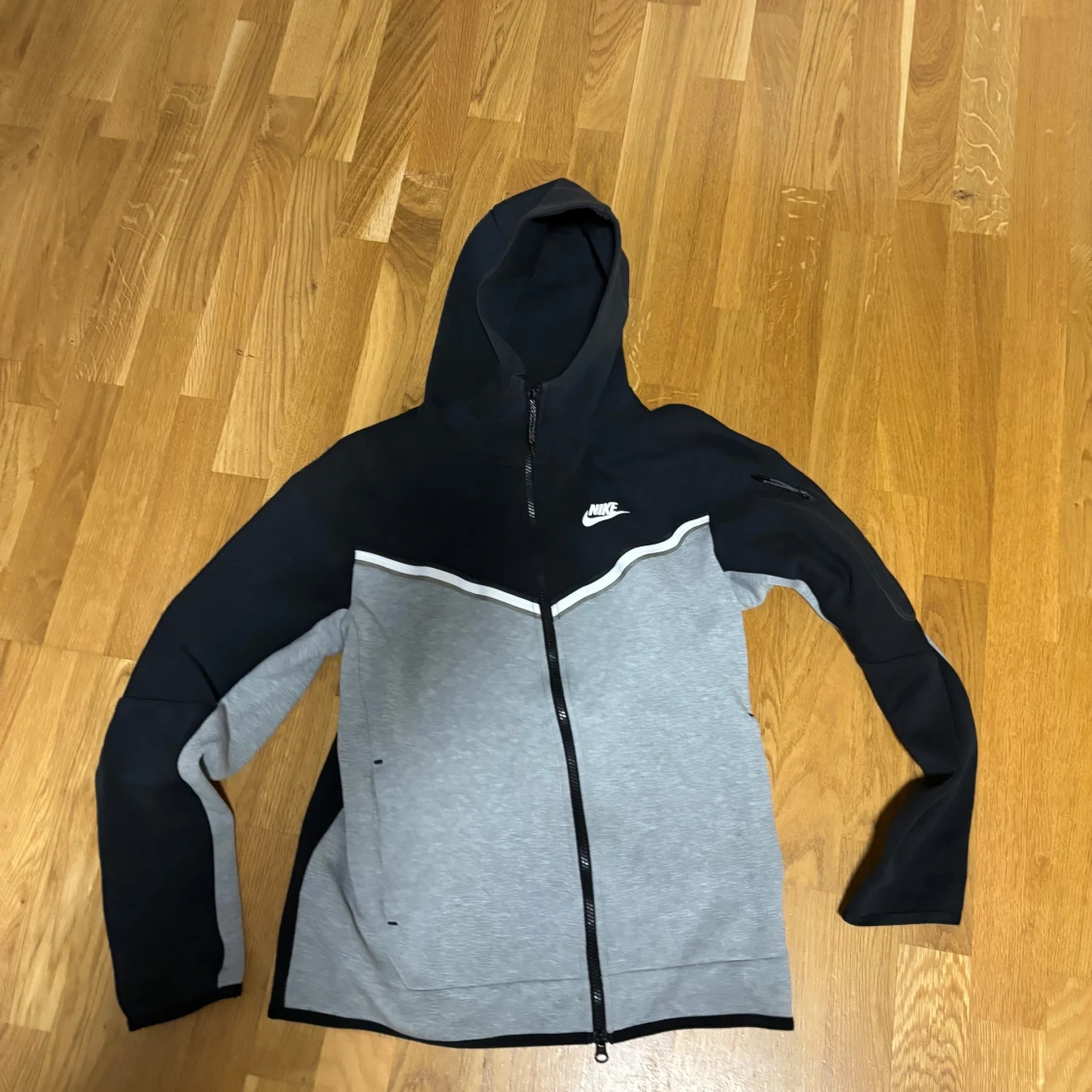 Svart grå nike tech fleece