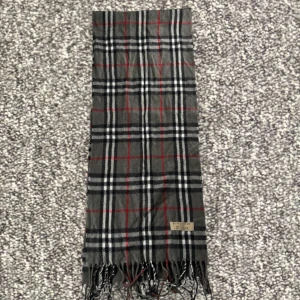 Grå burburry Scarf - Säljer denna feta burburry scarfen | skick: 8,5/10 | nypris:≈5000kr | mitt pris 1199kr | vid frågor är det bara att kontakta oss!
