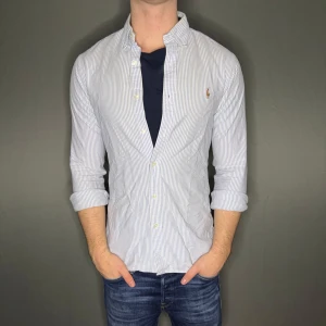 Ralph Lauren skjorta - Hej säljer nu min fina Ralph Lauren skjorta i storlek S. Den är i nyskick och kommer vara otroligt snygg i höst/vinter. Nypris cirka 1500kr! Vi kommer att sälja liknande produkter nu närmare vinter så glöm inte följa profilen!🌊🍾