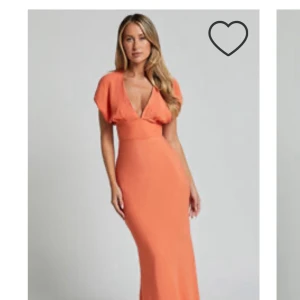 Orange långklänning med v-ringning - Elegant orange långklänning med djup v-ringning och kortärmade ärmar. Perfekt för sommarens festligheter med sin smickrande passform och stilrena design. Från showpo storlek S💘 aldrig använt, prislapp kvar