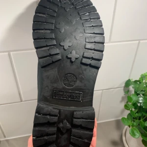 Svarta boots från Timberland - Säljer ett par robusta svarta boots från Timberland med snörning och grov sula. Perfekta för höst- och vinterväder. Klassisk design med Timberland-logga på sidan. Jag tror skorn är storlek 39.