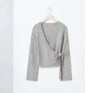 Omlottkofta från Gina tricot - Säljer den här trendiga omlottkoftan med prislapp kvar och i storlek XS💕