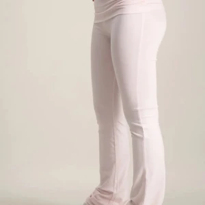 Rosa byxor från Gina Tricot - Snygga rosa byxor från Gina Tricot i mjukt material. De har en bred linning och en bekväm passform, perfekta för en avslappnad stil. Passar bra till både vardag och mysiga stunder hemma.