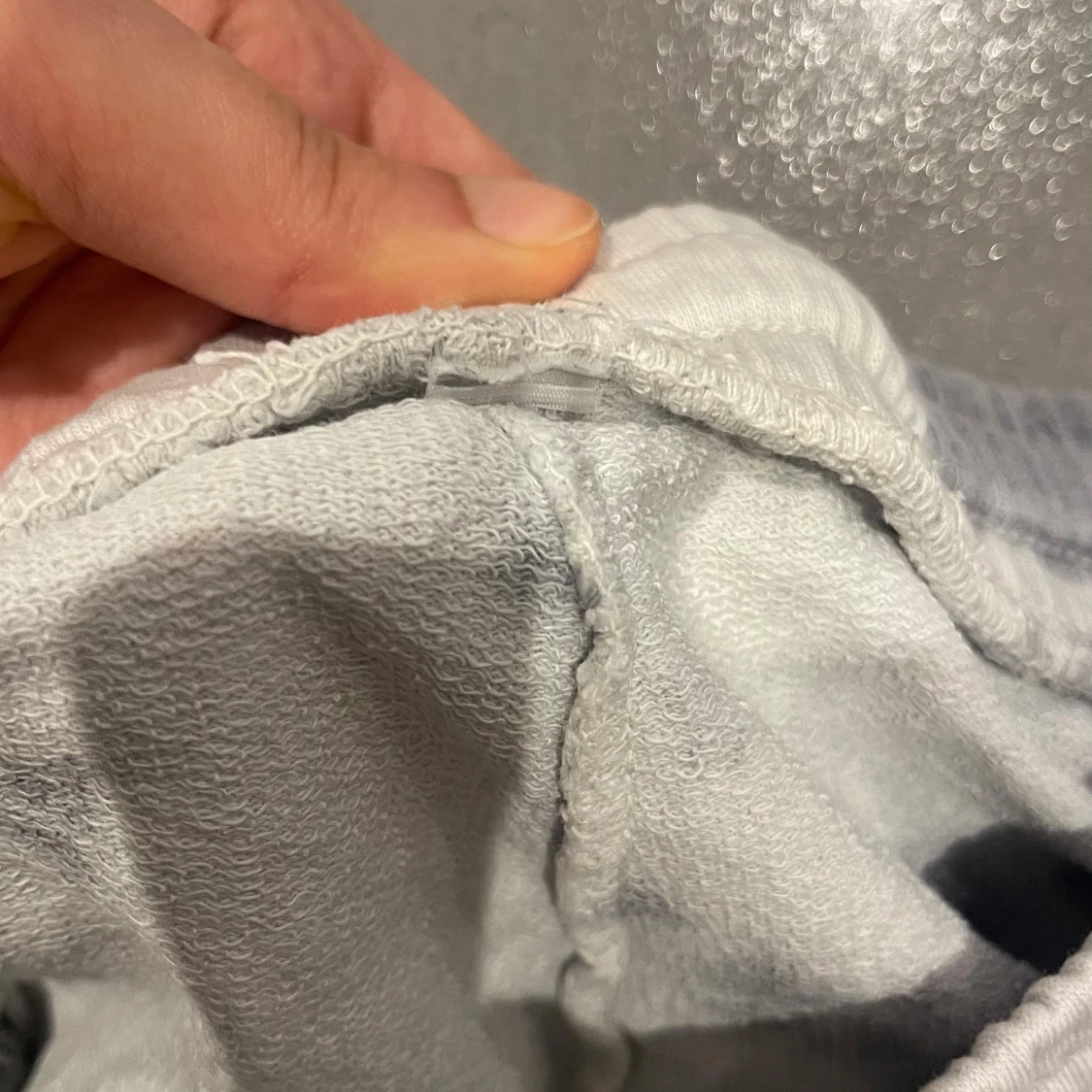 Grå och vita shorts med batikmönster - 90