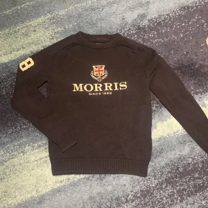 Morris tröja - Säljer en marinblå tröja från Morris. Skick 7/10 inga defekter. Storlek S. Skriv vid minsta fundering!