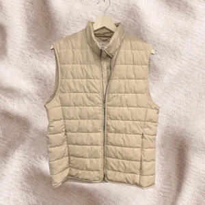 Vit väst  - Säljer nu denna otroligt snygga och still rena väst från Bläck | Inga defekter | lite lite små täcken på användning | skick 8/10 |  Nypris: 1299 Skriv vid frågor eller funderingar🤝🙌🏽