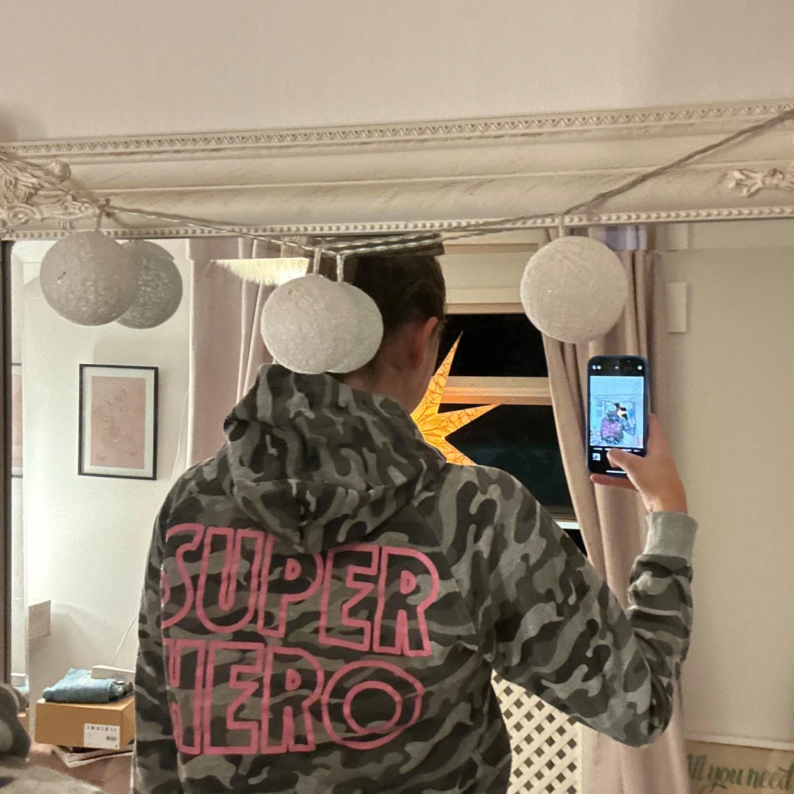Grå camo hoodie med rosa text - 91