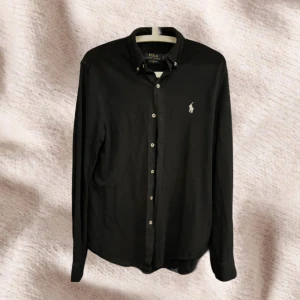 Ralph Lauren skjorta - Säljer denna väldigt snygga och stilrena skjorta i färg marinblå | storlek S | skick 9/0 | använd men inga defekter, skriv vid frågor eller funderingar 