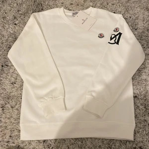 Moncler tröja  - Snygg vit sweatshirt från moncler. Perfekt för en stilren och bekväm look 