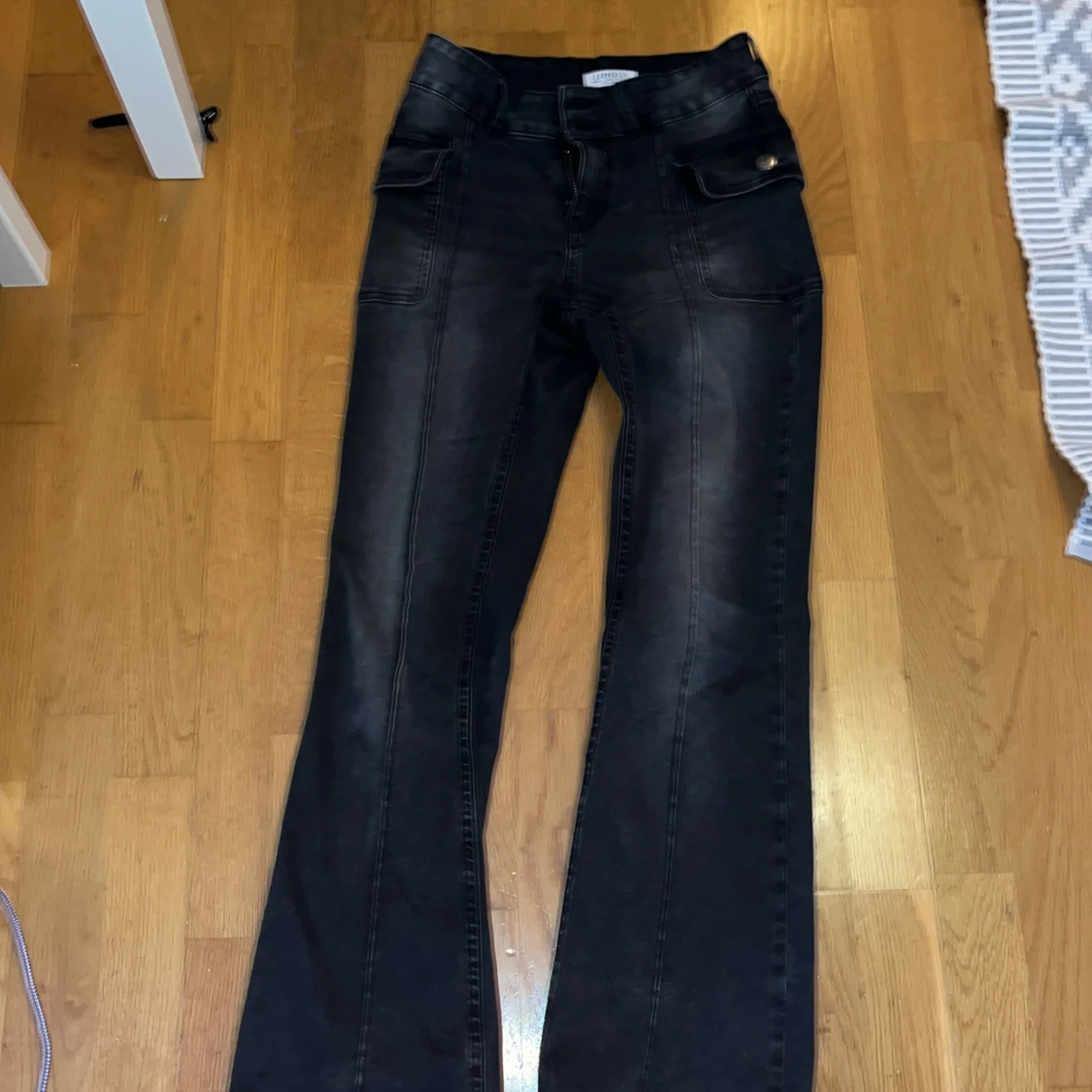 Svarta bootcut jeans - 93