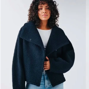 Teddy jacka - Snygg och trendig mörkblå teddyjacka med oversized passform. Jackan har en unik design med stora slag och knäppning framtill. Perfekt för att hålla sig varm och stilren under kyliga dagar.🍁använd fåtal gånger, inga tecken alls på användning och i superfint skick! Kom privat för fler bilder eller funderingar💗