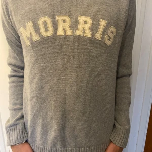 Stickad Morris crewneck - En riktigt schysst Morris crewneck som är sparsamt använd och där av i rätt bra skick. 8/10. Modellen på bilden är runt 178 cm lång och väger 66 kg. Hör av er vid fler frågor.