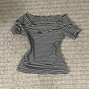 Off-shoulder randig topp - Säljer denna randiga off shoulder topp från H&M. Storlek S men skulle säga att den nog passar XS och M också. Använd 1 gång❤️