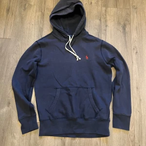 Ralph Lauren Hoodie - Tjena säljer denna RL hoodie i storlek XS. normal i storlek, säljer pågrund av att den är för liten.