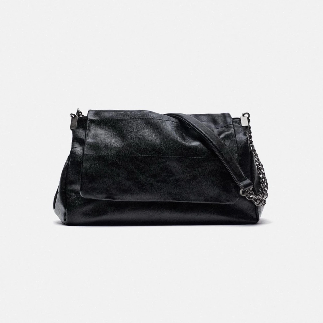 Svart axelväska med kedjedetalj