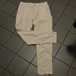 Linnebyxa i chinos modell  - Säljer eftertraktad linnebyxa från Jack and Jones. Strl 31/32 