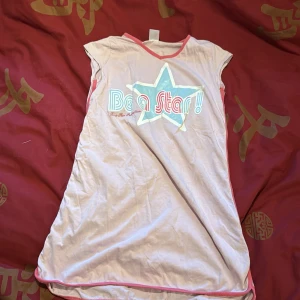 Nattlinne - Mysigt nattlinne i strl 128. En liten fläck mitt på. Katt finns i hemmet 