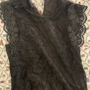 Blus från pieces - Jättefin. Aldrig använd men prislappen är borttagen 