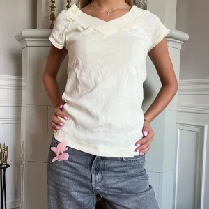 Ljusgul T-shirt - Snygg T-shirt med nice skurning!