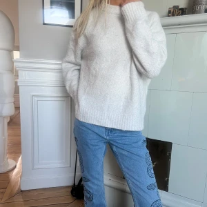 Vit stickad tröja - Stickad tröja från Zara! Lite nopprig men superlätt att ta bort med maskin. Kan även göra det innan varan skickas❤️