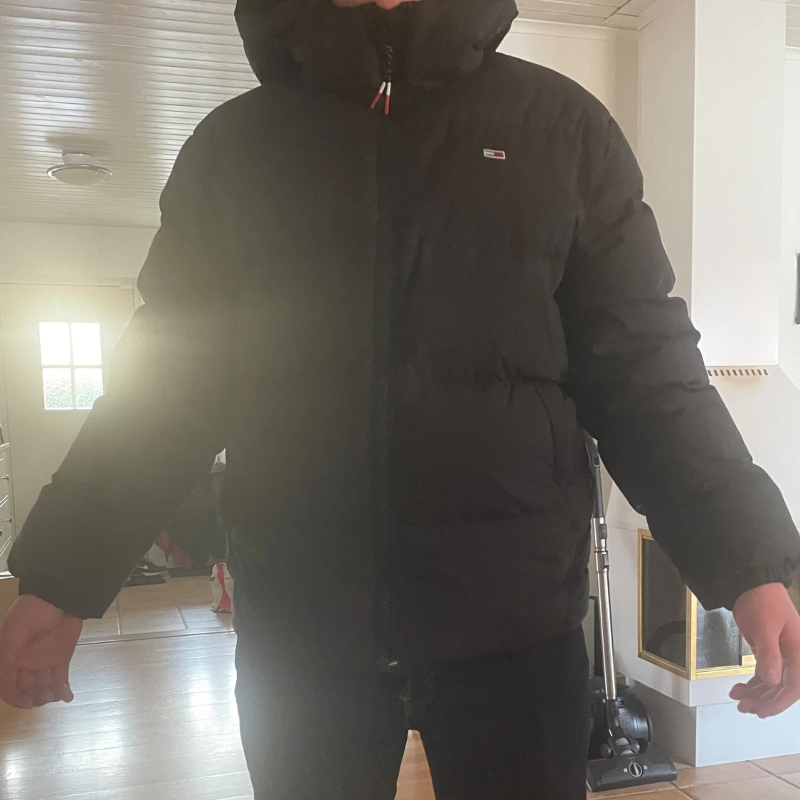 Svart pufferjacka, strl M från Tommy Hilfiger