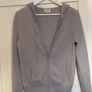 Grå hoodie från Soft Goat - Kashmir ziphoodie från Soft Goat i 100% kashmir. | Storlek XS | Nypris: 2700, Mitt pris: 890 | Bra skick men tecken på användning finns, en liten, knappt synlig defekt på bild 4 på baksidan av ärmen | Skriv vid minsta fråga eller fundering! | 