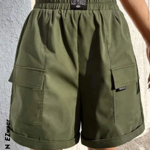 Olivgröna shorts med fickor från Las Vegas - Snygga olivgröna shorts från Las Vegas med elastisk midja och praktiska fickor på sidorna. Perfekta för en avslappnad stil.