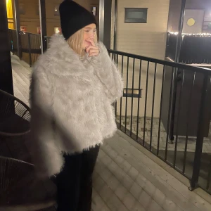 Grå pälsjacka - Grå pälsjacka på dressy som endast är testad, säljer då jag fick fel färg och ej kunde skicka till baka, nypris 699. Storlek XS men skulle säga att den passar upp till S/M💕