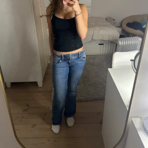 Blå bootcut jeans - Snygga blå bootcut jeans med knapp fickor. Dom är från Gina Young. Super fina, säljer dom eftersom jag inte använder dom längre. 
